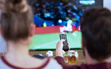 一对夫妇用他们的家庭网络捆绑包在互联网上看电视体育节目
